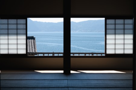 日出藩の藩校である「致道館」。窓枠越しにみる別府湾は絶景。坂道からの景色も素晴らしい